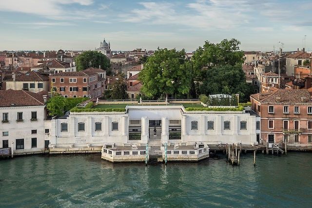 Weißer Palazzo am Canale in Venedig, umgeben von historischen Häusern