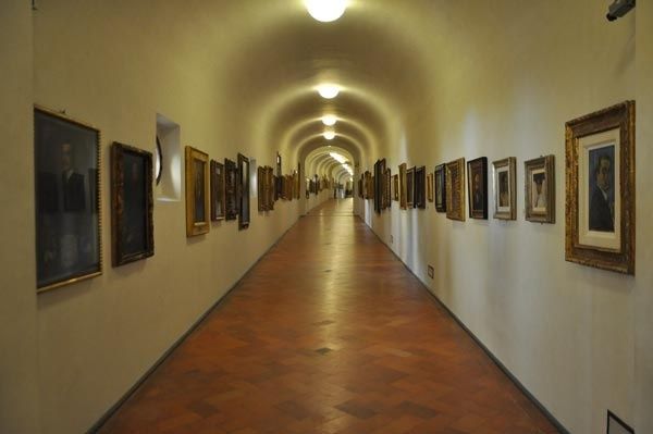Langer, gewölbter Ausstellungsgang der Uffizien mit gerahmten Gemälden
