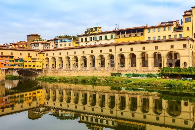 Historische Uffizien-Architektur am Arno mit langer Arkadenfassade