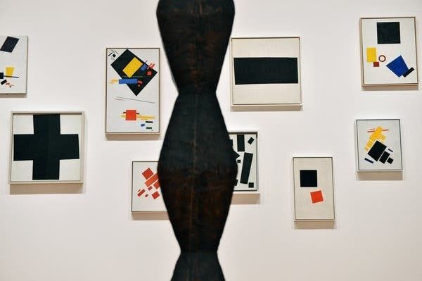 Abstrakte Gemälde und Skulptur in einer Galerie mit moderner Kunst